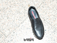 [포토] 검찰출석 과정에서 벗겨진 최순실 신발