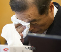 [포토] 눈물 훔치는 김병준 국무총리 후보자