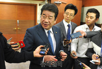 [포토] 최고위원직 사퇴 후 기자들의 질문에 답하는 강석호 의원