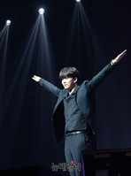 [포토] 스카이다이빙 포즈 취한 B.A.P 영재