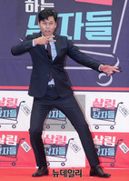 [포토] 코믹한 포즈로 존재감 알리는 아나운서 김일중