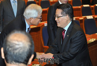 [포토] 국민의당 중앙위원들과 인사 나누는 박지원 비대위원장