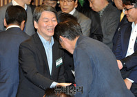 [포토] 중앙위원들과 인사 나누는 안철수 의원