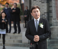 [포토] 결혼식 손님 맞는 길용우