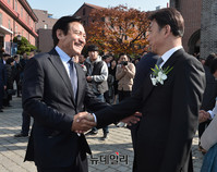 [포토] 악수하는 안성기-길용우