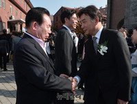 [포토] 결혼식 앞서 악수나누는 이인제-길용우