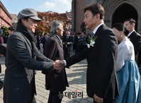 [포토] 길용우와 악수하는 배우 남성진