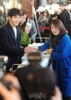 [포토] 팬에게 커피 전하는 지창욱