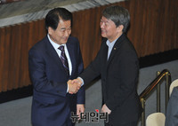 [포토] 대화 나누는 안철수 전 대표와 정동영 의원