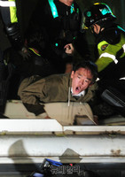 [포토] 마지막남은 폭도들, 청와대 입구서 경찰과 대치중