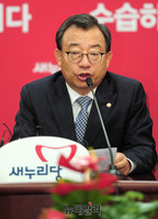 [포토] 모두 발언하는 새누리당 이정현 대표