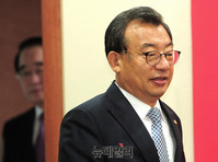 [포토] 새누리당 최고위원회의 입장하는 이정현 대표