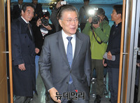 [포토] 기자회견을 위해 입장하는 문재인 전 대표