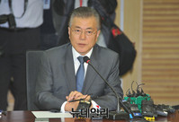 [포토] 기자들의 질문에 답하는 문재인 전 더불어민주당 대표