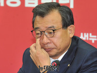 [포토] 굳은 얼굴로 회의 지켜보는 새누리당 이정현 대표