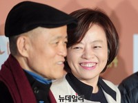 [포토] 도올보며 환하게 웃는 진선미 의원