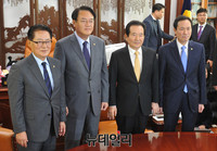 [포토] 최순실 특검법으로 만난 전세균 의장과 3당 원내대표