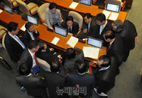 [포토] 박지원 비대위원장 중심으로 모인 국민의당 의원들