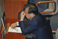 [포토] 생각에 잠긴 새누리당 이정현 대표