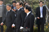 [포토] 김영삼 대통령 묘역으로 들어서는 이명박 전 대통령