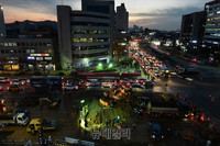 [포토] 석촌역사거리 상수도관 파열, 복구작업중...교통체증 발생