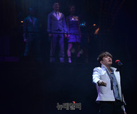 [포토] 오!캐롤 열창하는 허규-오진영