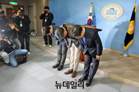 [포토] 새누리당 탈당, 고개숙여 인사하는 원외당협위원장들