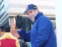 [포토] 두산베어스 모자쓰고 산책 나선 마크리퍼트 주한미대사