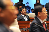 [포토] 의원총회 바라보는 새누리당 유승민 의원