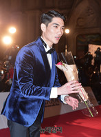 [포토] 청룡영화상, 장미꽃 받은 엄태구