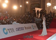 [포토] 레드카펫 위 배우 이엘