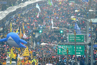 [포토] 세월호 고래 앞세우고 청와대로 행진하는 시민들