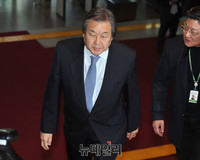 [포토] 의총장으로 향하는 김무성 새누리당 전 대표