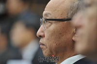 [포토] 굳은 얼굴로 최순실 국조특의 출석한 문형표