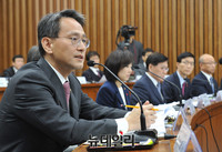 [포토] 질문에 답하는 이창재 법무부 차관