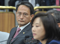 [포토] 조윤선 장관 바라보는 이창재 차관