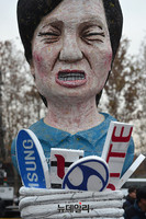 [포토] 민노총, 대기업과 박근혜대통령 결박해둔 인형 전시