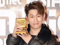 [포토] 크러쉬 '저 상 받았어요'