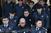 [포토] 교도관들에 둘러싸여 청문회장 들어서는 차은택-김종