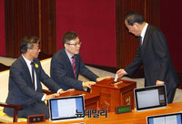 [포토] 탄핵소추안 투표하는 서청원 의원