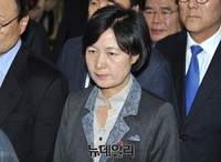 [포토] 박근혜 대통령 탄핵안 가결, 회의장 떠나는 추미애