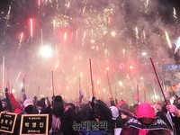 [포토] 불꽃놀이하는 떼촛불