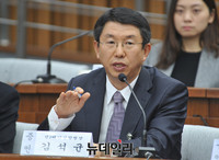 [포토] 질문에 답하는 김석균 전 해양경찰청장