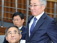 [포토] 자리에 앉는 김종덕 전 문화체육관광부장관