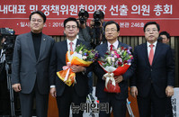 [포토] 기념사진 촬영하는 정우택-이헌재 당선자