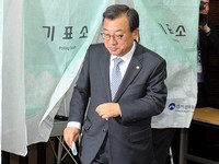 [포토] 투표하는 새누리당 이정현 대표