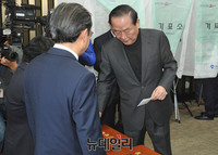 [포토] 투표하는 8선 새누리당 서청원 의원