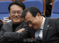 [포토] 대화 나누는 이정현 대표와 정진석 원내대표