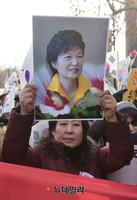[포토] 박근혜 대통령 사진 든 집회참가자