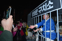 [포토] 朴대통령 구치소에 넣은 떼촛불